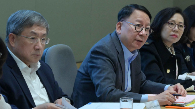 陈国基（中）在会上发言，旁为政务司副司长卓永兴（左）和民青局局长麦美娟（右）。政府新闻处