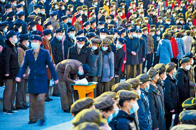 北韓年輕人排長龍簽名參軍。