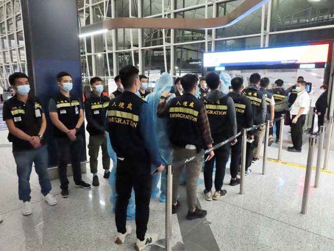 入境事务处将40名越南籍非法入境者及逾期逗留人士遣返越南。政府新闻处图片