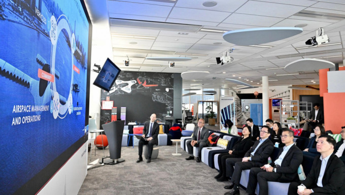 陳茂波參觀位於巴黎戴高樂機場營運集團Groupe ADP的創新中心。政府新聞處