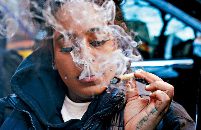 紐約市一名女子在吸大麻。