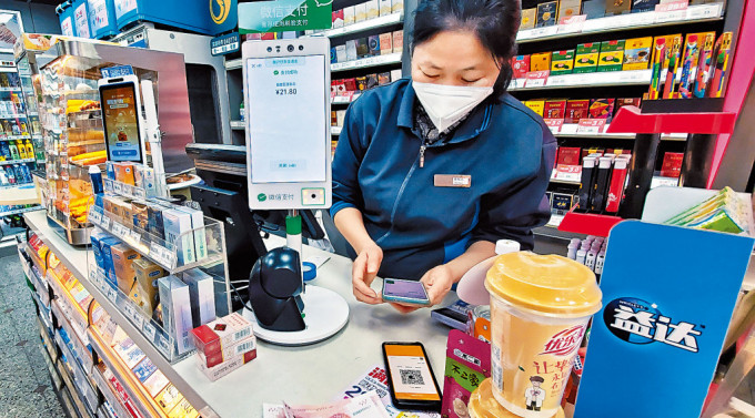 深圳福田口岸附近便利店職員替港人充值微信錢包。