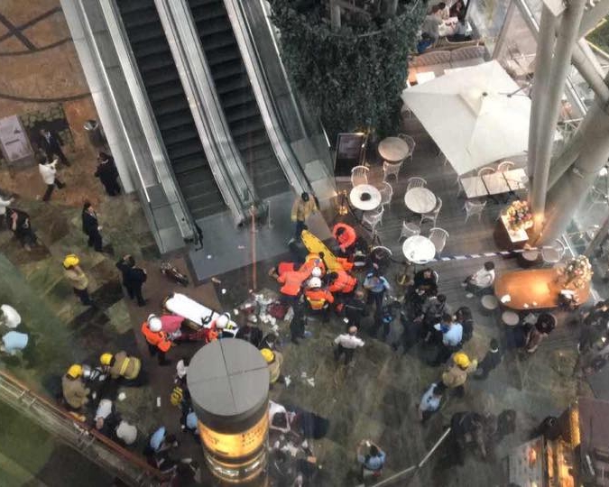 朗豪坊「天梯」造成人叠人意外，十八人受伤。资料图片