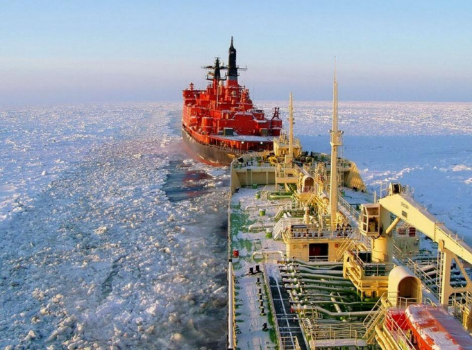 俄国一艘破冰船护送另一艘船只穿过北海航线的冰冷区域。网上图片