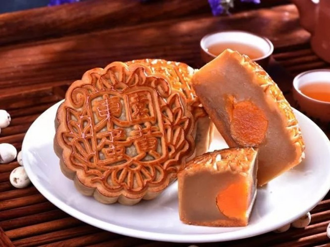 传统双黄莲蓉月饼。网图