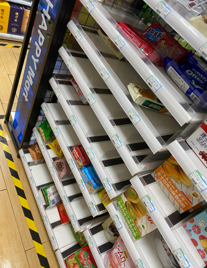 河南郑州超市货架大多数饮品食品被抢购。网上图片