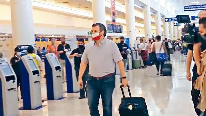 ■德州参议员克鲁兹提早结束墨西哥假期，周四从坎昆国际机场登机回国。