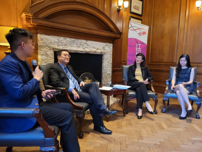 陈泽铭(左二)与法律学生炉边谈话，鼓励同学利用海外学习生活扩阔视野。律师会FB
