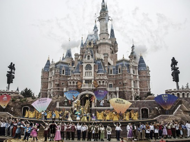 上海迪士尼被爆收天價「插隊費」。 網上圖片