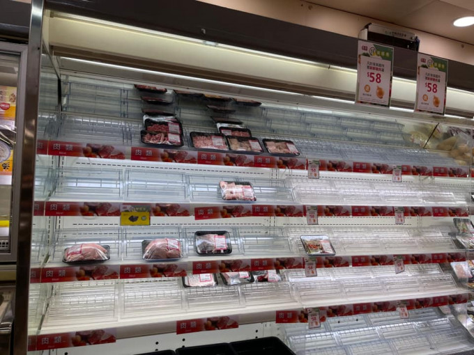 澳门有冻肉货架近乎被清空。「澳门高登起底组」图片