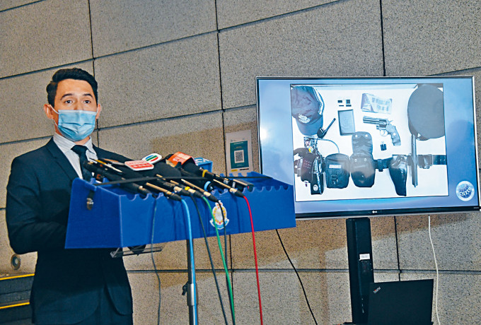 高級督察劉震宇展示搜獲的疑似警隊裝備。