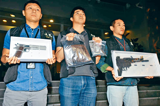 ■警方展示搜獲的兩支仿製手槍及鋼珠。