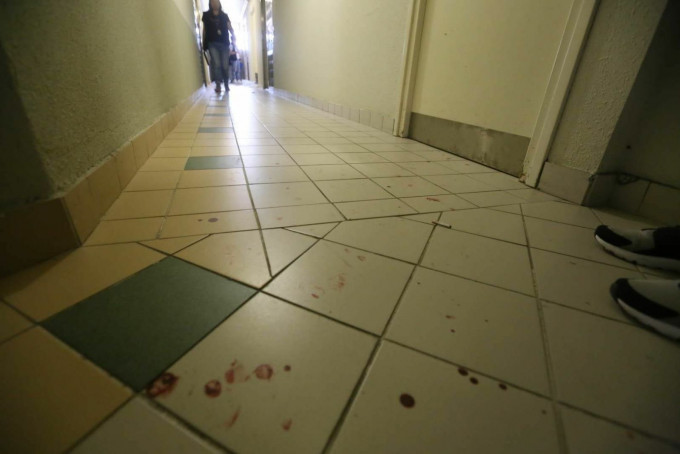 走廊的地板沾有血迹。