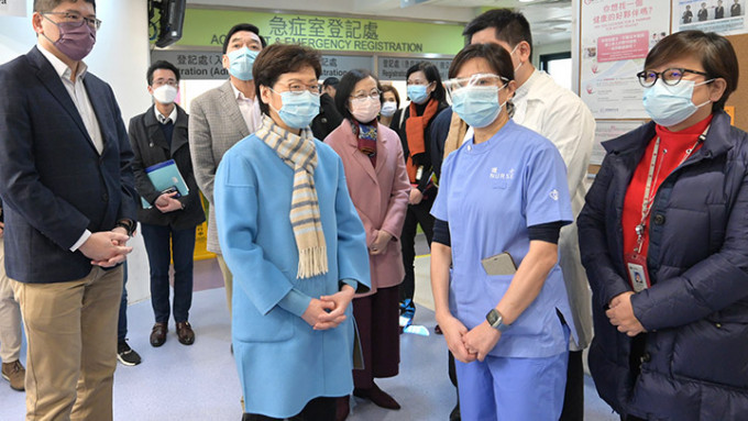 行政長官林鄭月娥今日到訪明愛醫院急症室。政府新聞處圖片