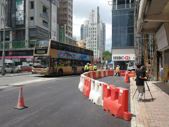 现场路面已完成铺设工程。