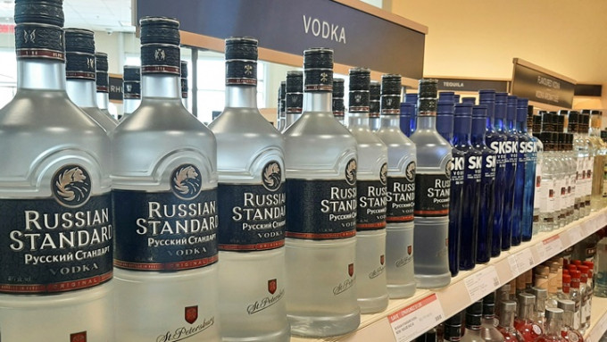 加拿大有酒商将俄制酒类下架，抗议其侵略乌克兰。路透社图片