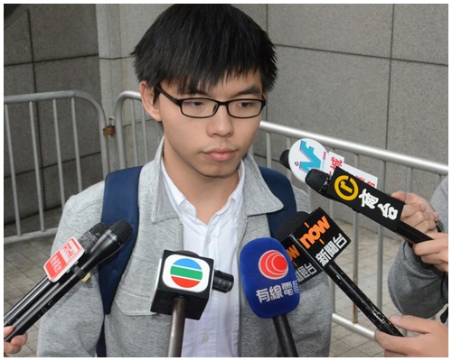 黄之锋表示，义务律师正协助香港众志成员进行录口供程序。
