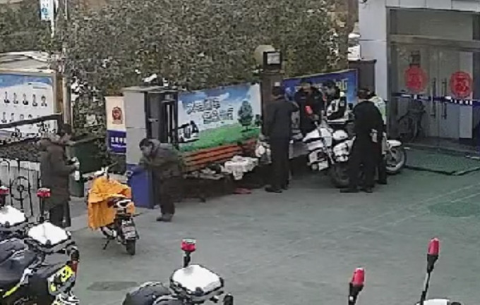山東交警自費承包一車豆腐。網上圖片