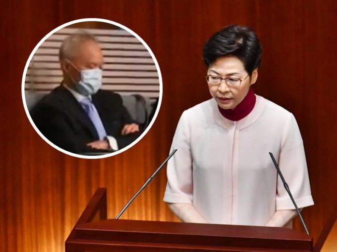 行政長官林鄭月娥發表《施政報告》，丈夫林兆波「閉目聆聽」。