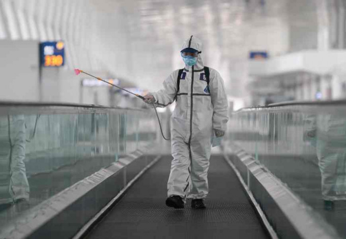 武漢天河機場為復航進行消毒。新華社