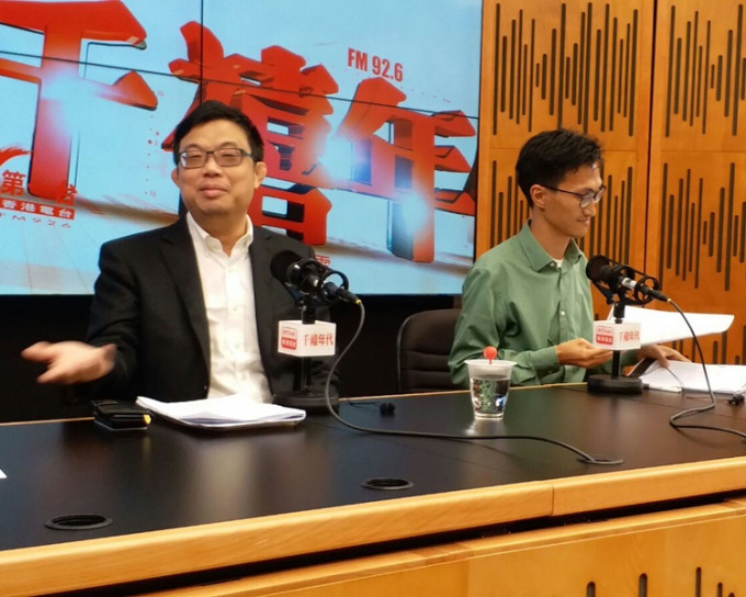 涂谨申(左)指解放军驻港军营亦遵守香港法律。