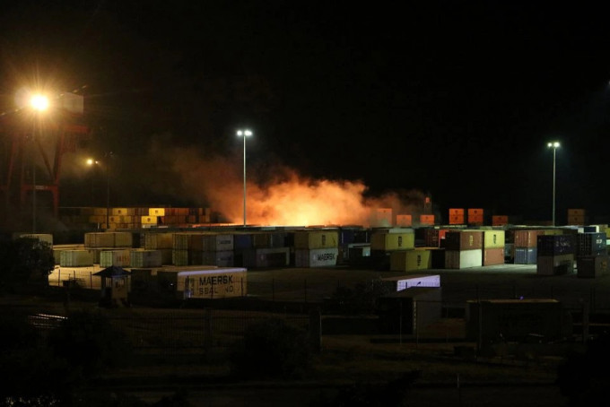 从远处亦可见拉塔基亚港起火。路透社图片