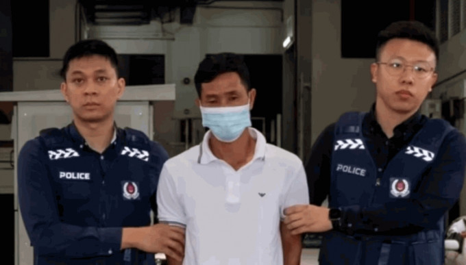 其中一名被捕疑犯由新加坡警員押解。網上圖片