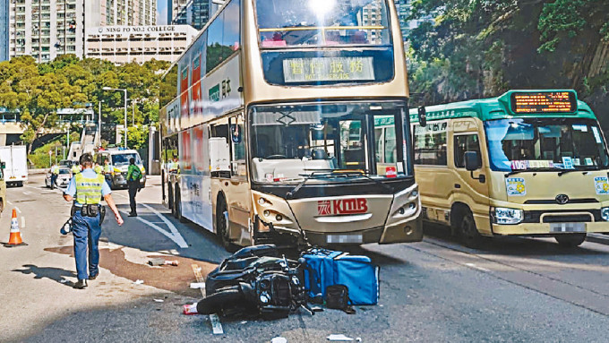 一名外送員昨日在秀茂坪駕駛電單車時，疑失控與一輛巴士相撞，不幸死亡。 資料圖片