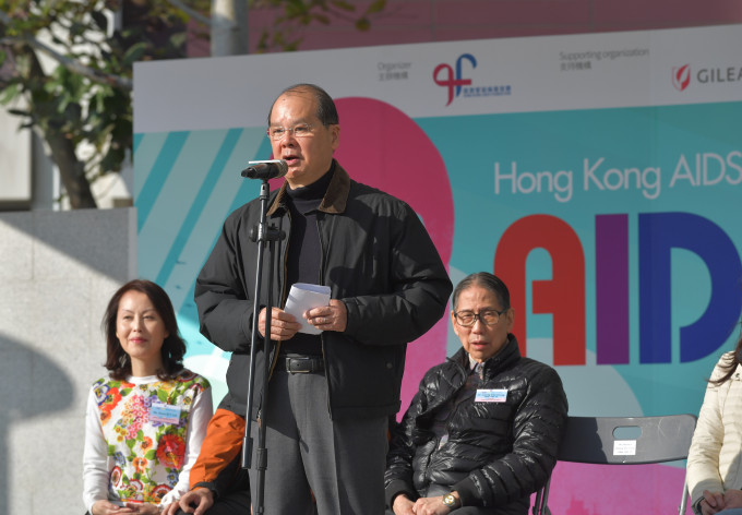 张建宗引述数字指，香港有8000多名爱滋病病毒带菌者。