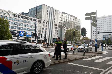  鹿特丹警方逮捕一名疑犯後，封鎖一處街區調查。路透社