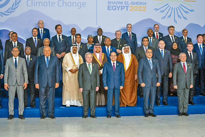 埃及總統塞西（前排右三）與聯合國秘書長古特雷斯（前排左三），周一與各國代表在氣候峰會上拍攝大合照。