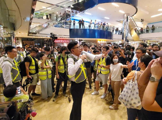 有人昨日在太古城中心聚集，不满防暴警察进入商场搜捕在场人士。资料图片
