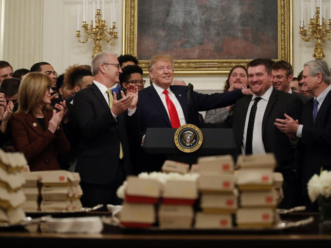 特朗普再在白宮以漢堡包款客。AP