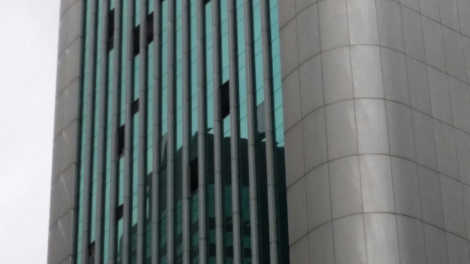 中环恒生银行总行的玻璃幕墙破裂。
