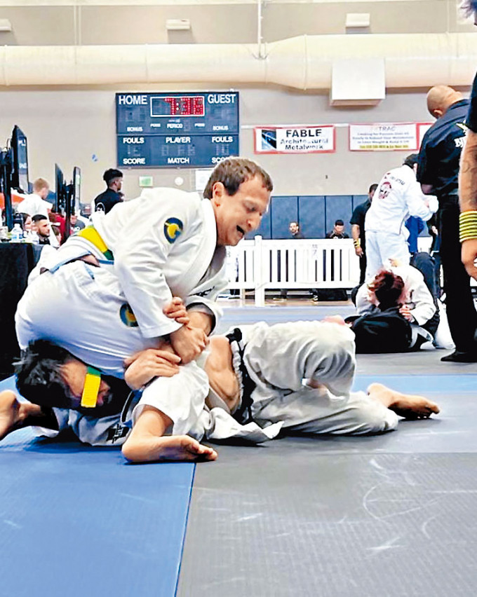 朱克伯格在巴西柔术锦标赛中压倒对手。