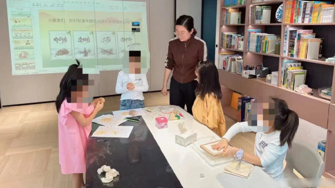 上海出现「儿童成长陪伴师」新职业，月薪4万人民币。