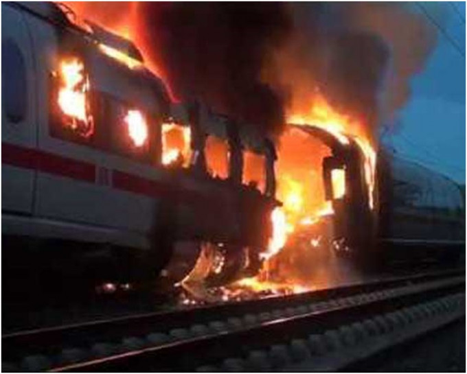 列车最后一节车厢突然起火。网图