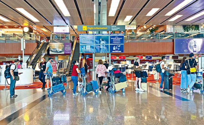 ■上周四新加坡樟宜機場客運大樓內的旅客。