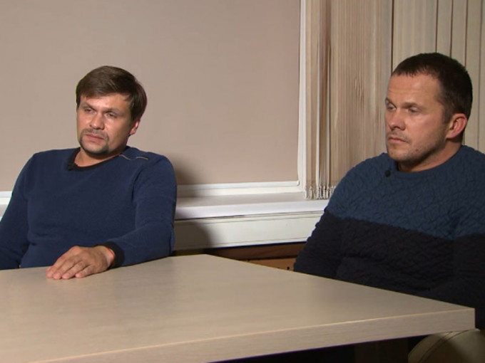 兩俄男子公開露面接受俄羅斯電視台訪問，期間否認涉及斯科利帕父女被毒害案。(網圖)