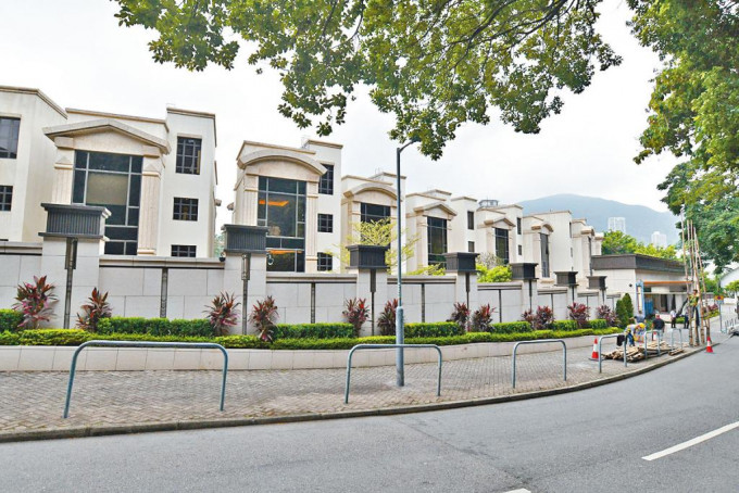 爪哇南区寿臣山道东1号、有5伙洋房可供发售。