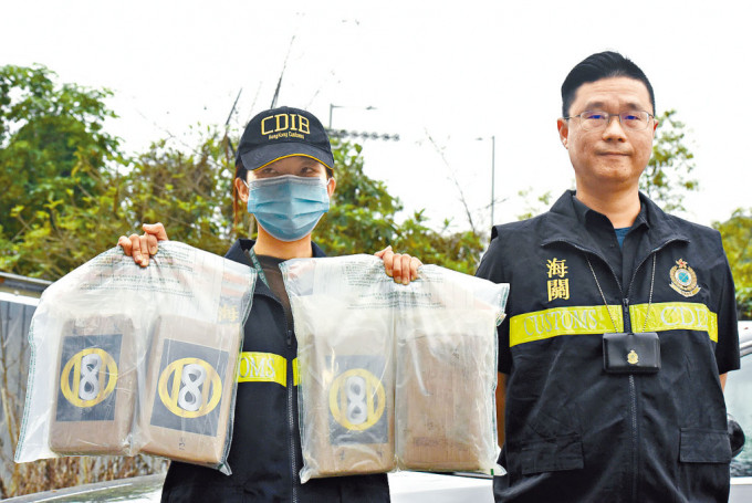 海關毒品調查科毒品調查第2組高級調查主任楊偉漢（右）講述案情及展示檢獲毒品。