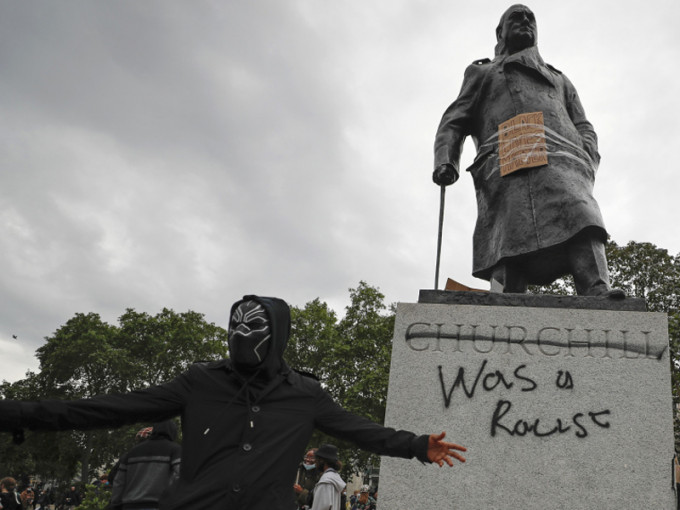已故首相邱吉尔的铜像底座遭人涂上字句，指控他是种族主义者。AP
