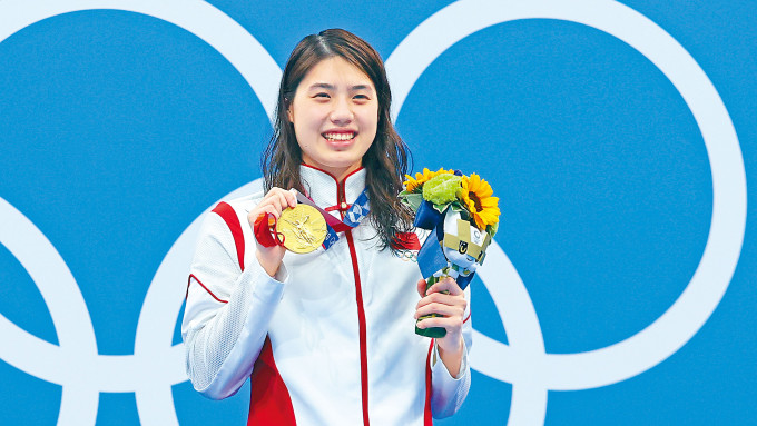 张雨霏二百米蝶泳登顶，拿起金牌笑容灿烂。