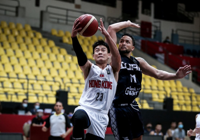 港籃(白衫)被關島狂數112:66，三戰全負續居C組榜尾。FIBA圖片