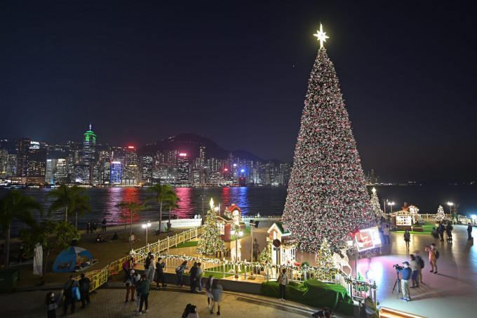 圣诞小镇首次移师至西九，20米高巨型圣诞树明晚亮灯。