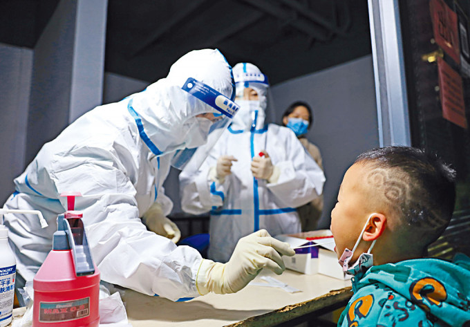 河南郑州儿童接受检测。
