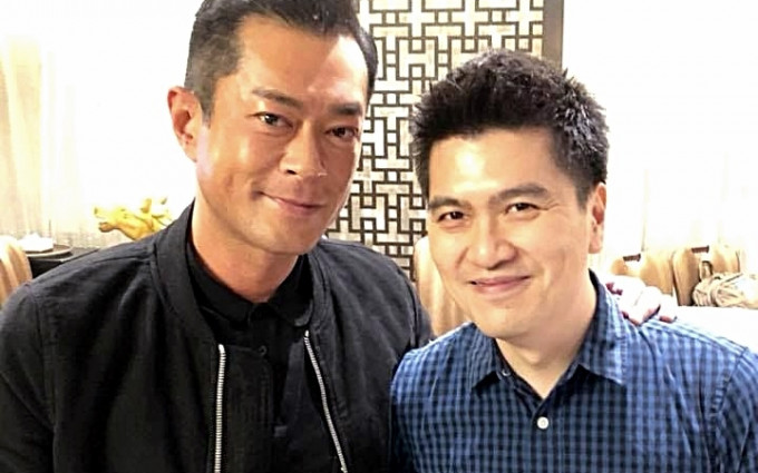 《逆流大叔》的導演陳詠燊在慶功宴上與古仔合照。