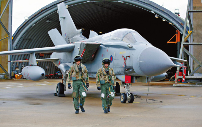 英国国防部指华出重金招揽英退役机师训练解放军。图为英格兰诺福克郡皇家空军基地的旋风式战机和机师。