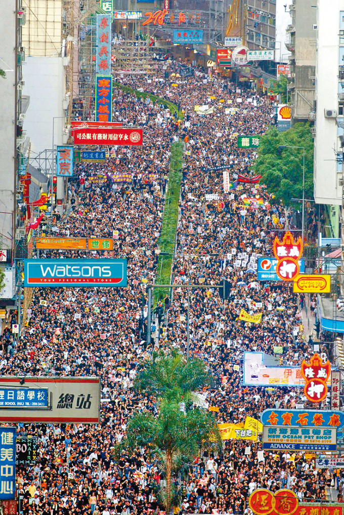 ■二○○三年七月一日民陣發起反對二十三條立法遊行，事後自行宣布有五十萬市民參與。