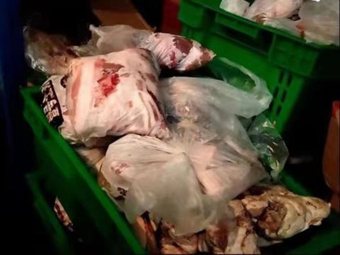 濟南大潤發超市被揭隔夜發臭肉洗後再賣，變質爛肉灌香腸。